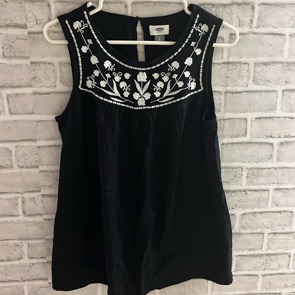 Black, Old Navy, sleeveless shirt, floral design in white​​ size small